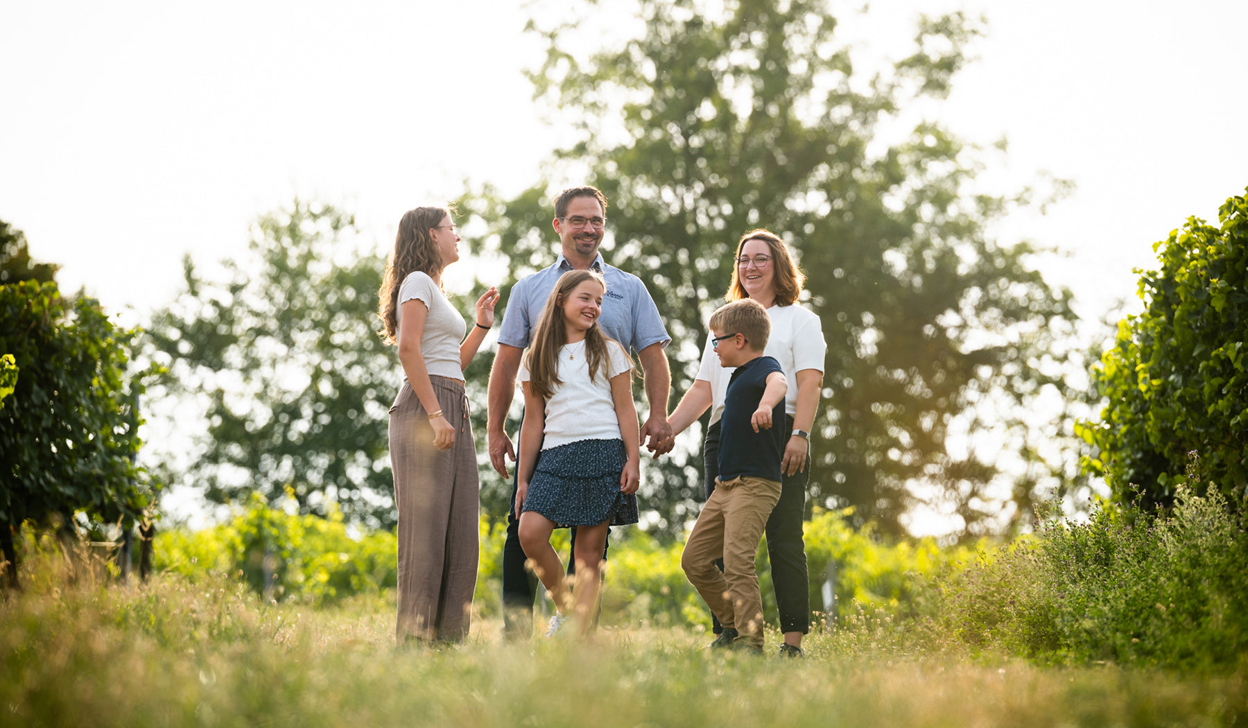 Familie Becker vom Weingut Otto Becker beim Spaziergang durch die Weinberge in Ludwigshöhe
